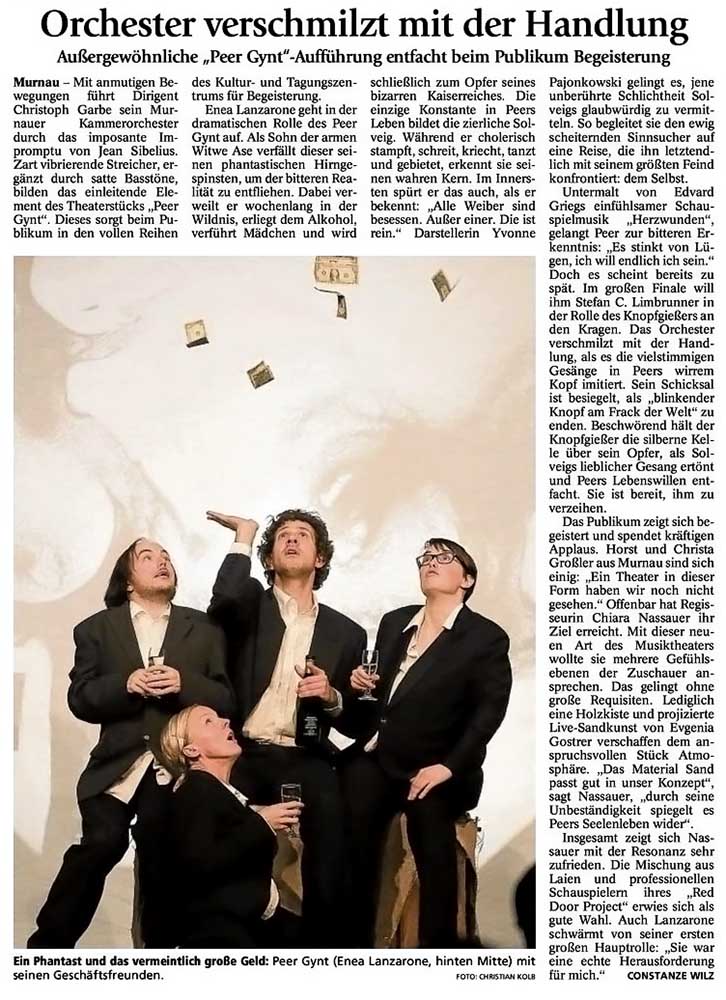 Zeitungsausschnitt: Orchester verschmilzt mit der Handlung